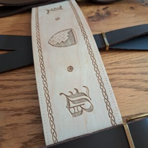 Individuelle Lederhosenträger mit Holzsteg